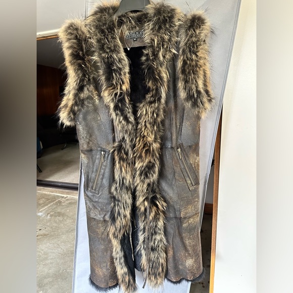 Skinz at Runway long vest with fur trim and lining. Worn once. Slight defect. - Picture 6 of 9